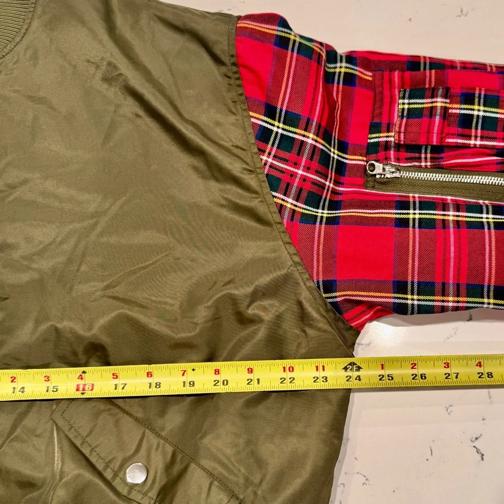 Forever 21 Women’s Green and Red Plaid Bomber Jacket Size S NWT - Picture 9 of 10